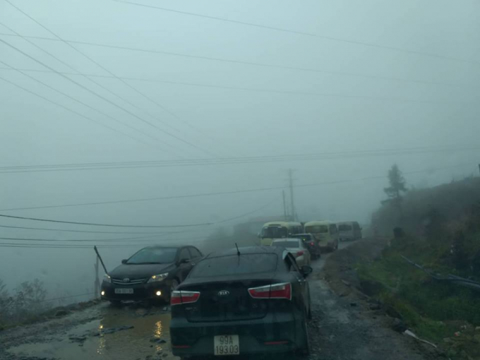 C&aacute;c phươg tiện tr&ecirc;n&nbsp;đ&egrave;o&nbsp;&Ocirc; Quy Hồ cũng&nbsp;đang bị tắc nghẽn do sương m&ugrave; d&agrave;y&nbsp;đặc.&nbsp;
