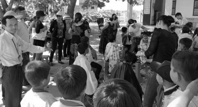 Thầy Khoa c&ograve;n vận động c&aacute;c đo&agrave;n thiện nguyện đến trường cắt t&oacute;c miễn ph&iacute; cho học tr&ograve;.