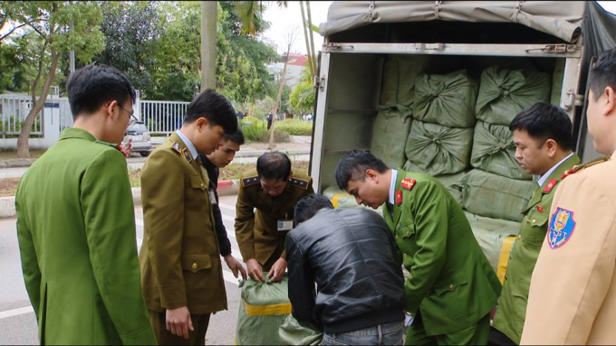 Lực lượng chức năng bắt số lượng khủng nầm lợn bẩn.