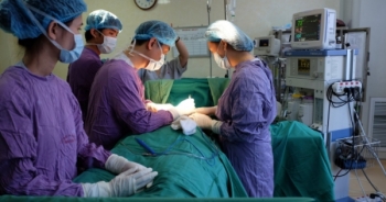 Cô gái nhiễm trùng sưng tấy vòng ba sau 2 tháng bơm silicon