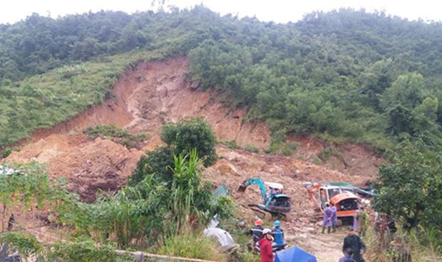 Vụ sạt lở v&ugrave;i 2 nh&agrave; d&acirc;n trong đất đ&aacute;. Ảnh: B&aacute;o Kh&aacute;nh H&ograve;a.