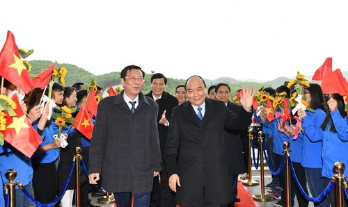 L&atilde;nh đạo tỉnh Quảng Ninh đ&oacute;n Thủ tướng tại s&acirc;n bay.