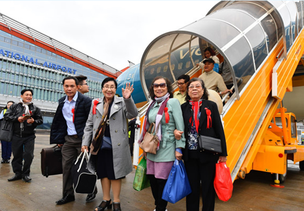 Những vị kh&aacute;ch đầu ti&ecirc;n hạ c&aacute;nh xuống s&acirc;n bay V&acirc;n Đồn.