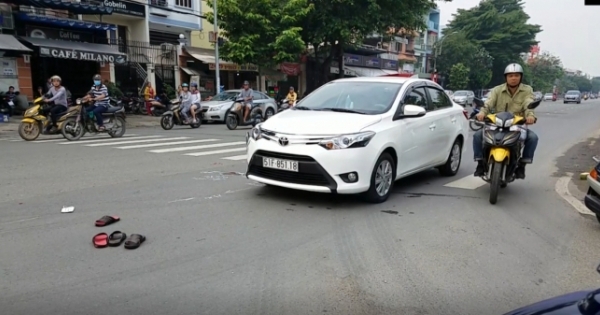 TP HCM: Xe máy va chạm với ô tô, 2 người bị thương