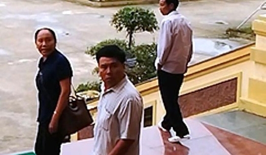 HĐXX hoãn phiên tòa, người đàn ông lôi cổ áo, tát vỡ kính nữ cán bộ tòa