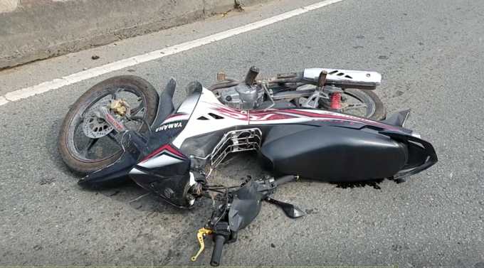 Xe m&aacute;y của nạn nh&acirc;n văng xa sau khi t&ocirc;ng tr&uacute;ng đu&ocirc;i xe tải.