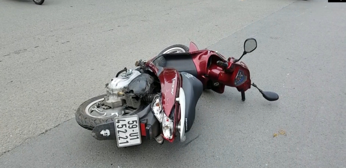 Hai người đ&agrave;n &ocirc;ng đi xe m&aacute;y bị thương đ&atilde; được đưa đi cấp cứu .