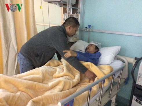 Người th&acirc;n gặp một nạn nh&acirc;n đang điều trị tại bệnh viện.