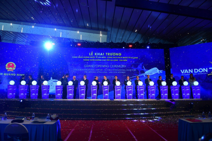 Thủ tướng Ch&iacute;nh phủ Nguyễn Xu&acirc;n Ph&uacute;c, c&aacute;c đồng ch&iacute; l&atilde;nh đạo Đảng, Nh&agrave; nước, &Ocirc;ng Dương Tr&iacute; Th&agrave;nh &ndash; Tổng gi&aacute;m đốc Vietnam Airlines v&agrave; c&aacute;c đại biểu c&ugrave;ng thực hiện nghi lễ khai trương s&acirc;n bay V&acirc;n Đồn