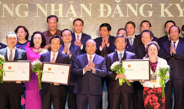 Thủ tướng trao giấy chứng nhận đầu tư cho c&aacute;c DN tại Hội nghị hợp t&aacute;c đầu tư v&agrave; ph&aacute;t triển H&agrave; Nội, th&aacute;ng 6/2018