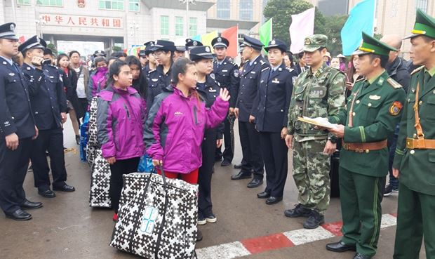 C&aacute;c c&ocirc; g&aacute;i trong ng&agrave;y về Việt Nam. Ảnh: C&ocirc;ng an Quảng Ninh.