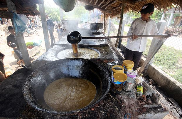 Đường đen, đường b&aacute;t được nấu ho&agrave;n to&agrave;n bằng nước m&iacute;a &eacute;p ra