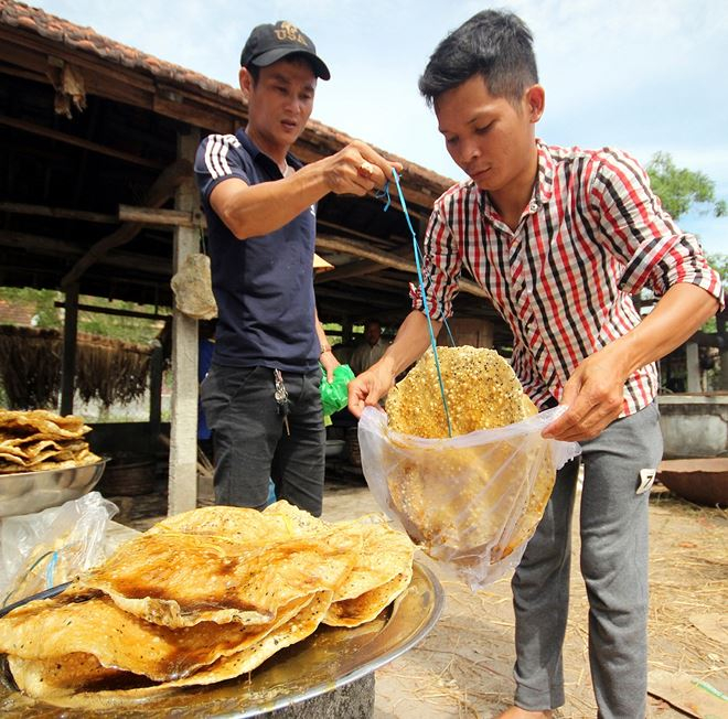 B&aacute;nh tr&aacute;ng nh&uacute;ng đường non, một m&oacute;n đặc sản &ldquo;ăn theo&rdquo; m&oacute;n ch&egrave; đường