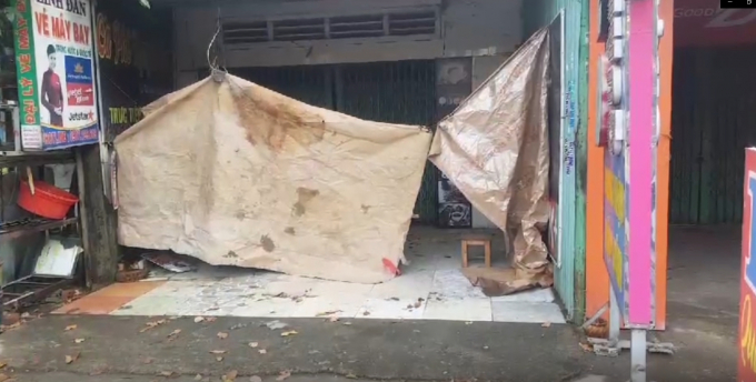 Đối tượng d&ugrave;ng bạt che mặt tiền để ra tay trộm t&agrave;i sản