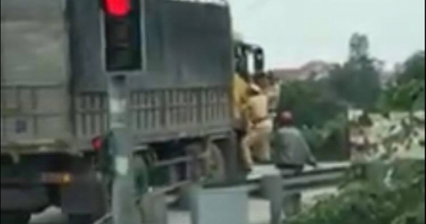 Tài xế không chấp hành, 2 CSGT buộc phải du bám ở cửa xe tải