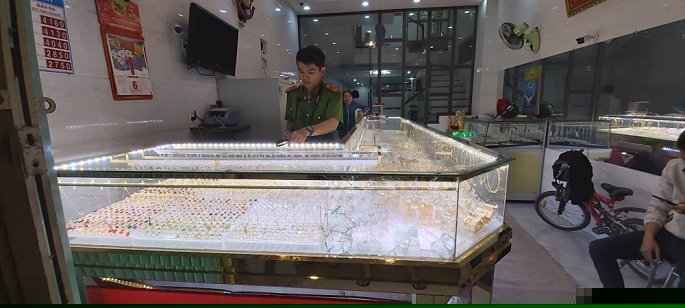 Bị cướp 4,5 cây vàng khi đang xem trận Việt Nam - Indonesia bi cuop 45 cay vang khi dang xem tran viet nam indonesia