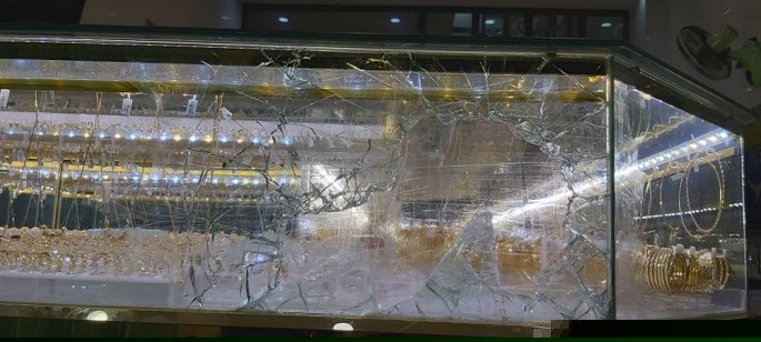 Bị cướp 4,5 cây vàng khi đang xem trận Việt Nam - Indonesia bi cuop 45 cay vang khi dang xem tran viet nam indonesia