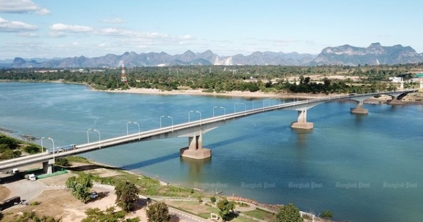 Nước sông Mekong đột nhiên đổi sang màu lạ