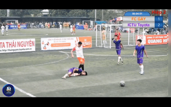 dam-dap-vao-mat-doi-thu-khi-da-bong-dinh-chi-cau-thu-bao-luc