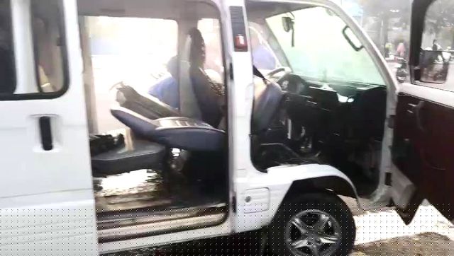 Chiếc xe dùng để đưa đón học sinh đã khá cũ.