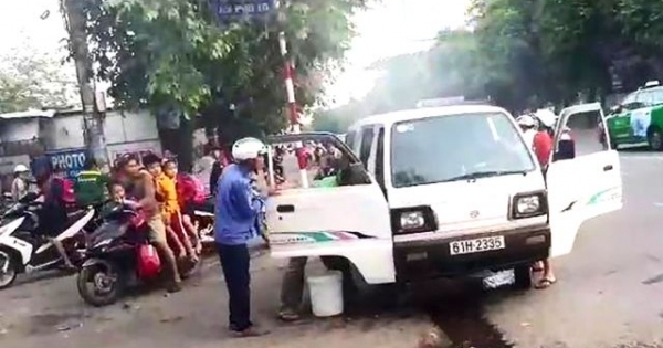 Giải cứu 10 học sinh trên xe ô tô bốc khói nghi ngút