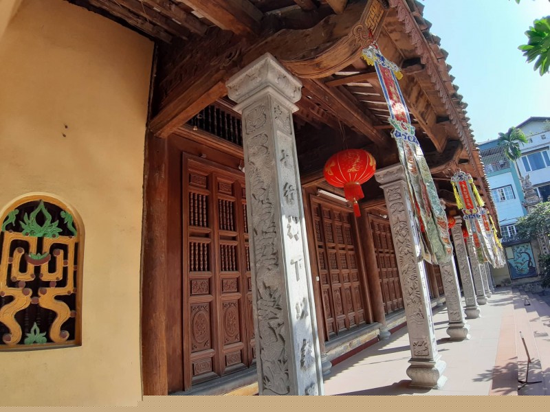 Ngoài hiên của tiền đường là hệ thống cột đá hình hộp chữ nhật được mài nhẵn, trên đá khắc những vế câu đối (Ảnh:K.T)