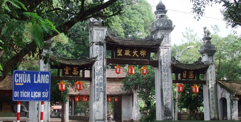 Cổng tam quan chùa Láng