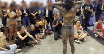 Bộ trưởng Malaysia yêu cầu điều tra việc nhiều cô gái bán khỏa thân ở triển lãm xăm