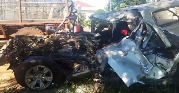 Xe bán tải và xe tải tông nhau, 6 người thương vong