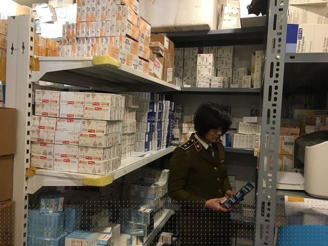 Lực lượng chức năng kiểm tra, thu giữ lô hàng thuốc tân dược nghi nhập lậu giá trị hơn 1,7 tỷ đồng.