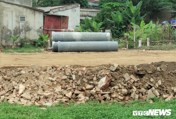 Lam duong bang rac thai xay dung: Chu tich Nghe An chi dao xu ly, cap duoi van 'phot lo' hinh anh 1