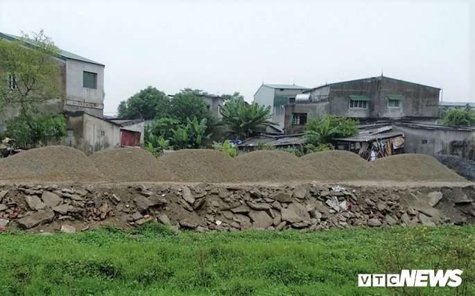 Lam duong bang rac thai xay dung: Chu tich Nghe An chi dao xu ly, cap duoi van 'phot lo' hinh anh 3