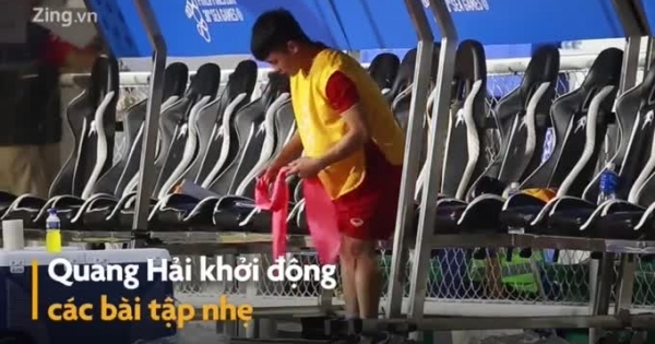 Video: Quang Hải tập nhẹ trong giờ nghỉ trận đấu với U22 Campuchia