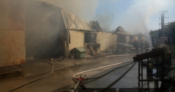 Bình Dương: 2 công ty chung nhà xưởng bốc cháy dữ dội