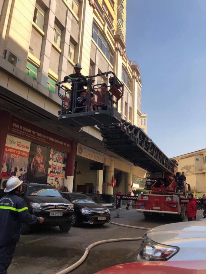 Lực lượng cứu hỏa cứu người dân ra ngoài ( Nguồn: Hà Nội mới)