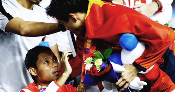 Người hâm mộ phát cuồng với clip Văn Hậu chạy sang xin lỗi Evan Dimas