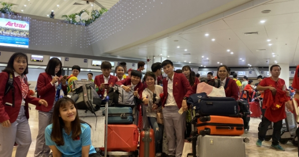 Những chàng trai và cô gái vàng về nước trên "siêu máy bay"