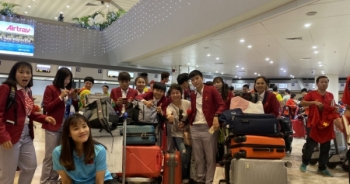 Những chàng trai và cô gái vàng về nước trên "siêu máy bay"