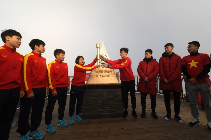 Các tuyển thủ U23 Việt Nam rước đuốc, truyền lửa cho đội tuyển bóng đá nữ quốc gia trên đỉnh Fansipan (3)