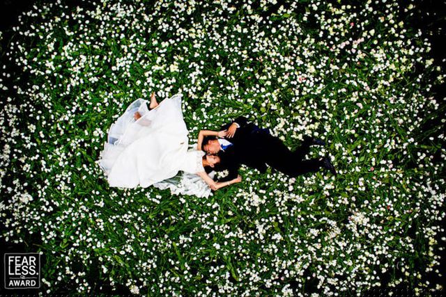 Bức ảnh tuyệt đẹp này chụp vào năm 2010. Mọi thứ trong bức ảnh trông đều vô cùng tự nhiên, từ những bông hoa trắng đến đôi chân trần của cô dâu.