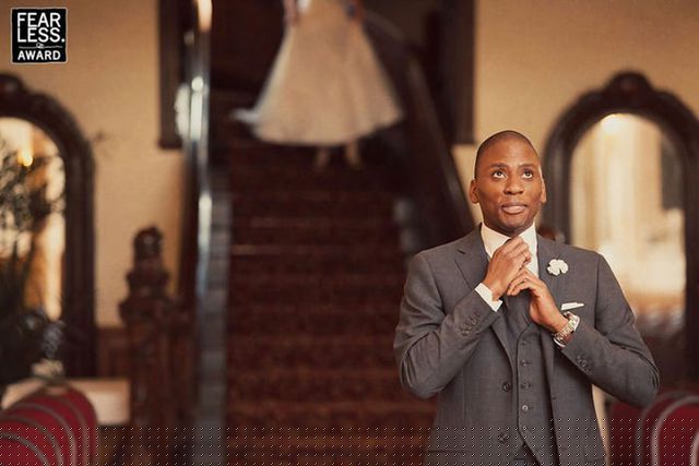 Khuôn mặt đầy hạnh phúc của một chú rể trong ngày trọng đại của cuộc đời. Anh đang chỉnh lại cà vạt trước khi gặp cô dâu của mình. Bức ảnh chụp năm 2011 của nhiếp ảnh gia Tim Chin.