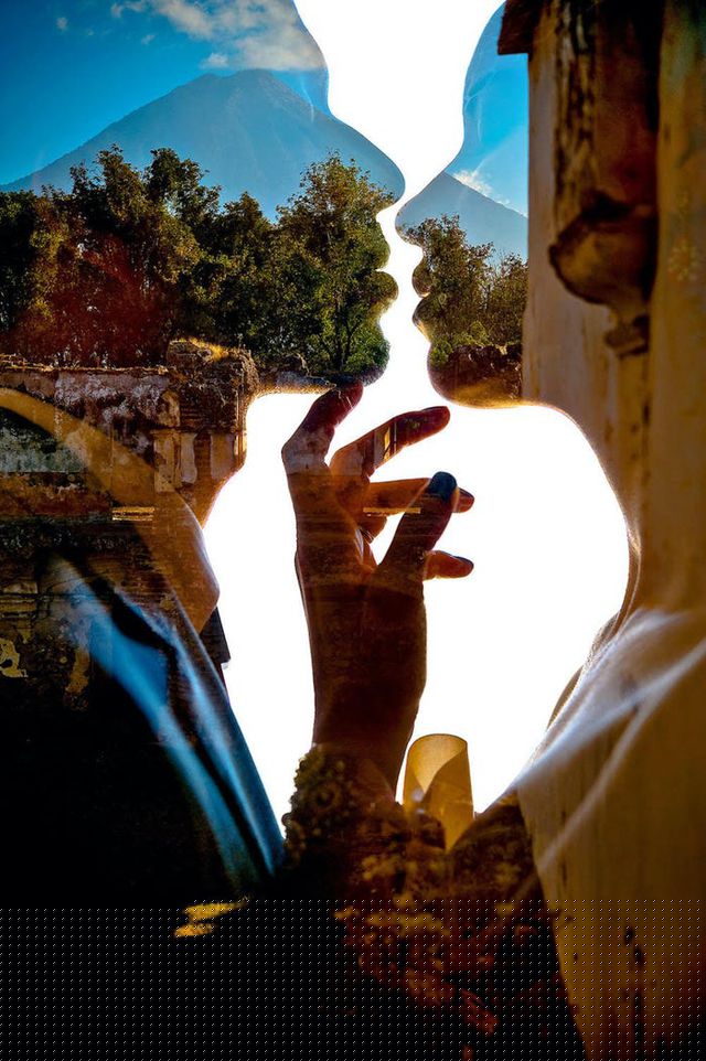 Một số nhiếp ảnh gia sử dụng kỹ thuật phơi sáng kép để khiến bức ảnh ấn tượng hơn. Bức ảnh của nhiếp ảnh gia Daniel Kudish khiến người xem có cảm giác như cặp đôi là một phần của thiên nhiên tuyệt đẹp phía sau họ. Ảnh chụp năm 2012.