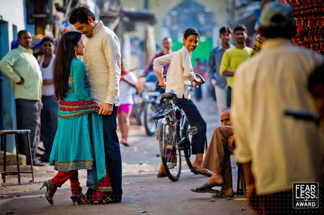 Một cặp đôi trong bức ảnh của Amir Razi chụp năm 2013 dường như không biết gì đến những người xung quanh họ khi ở bên cạnh nhau.