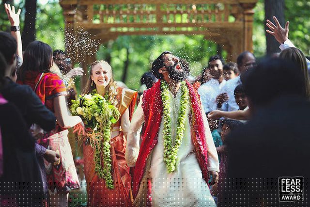 Chú rể và cô dâu rạng rỡ trong những bông hoa giấy của người thân và bạn bè. Ảnh chụp năm 2014 của nhiếp ảnh gia Derren Raser.