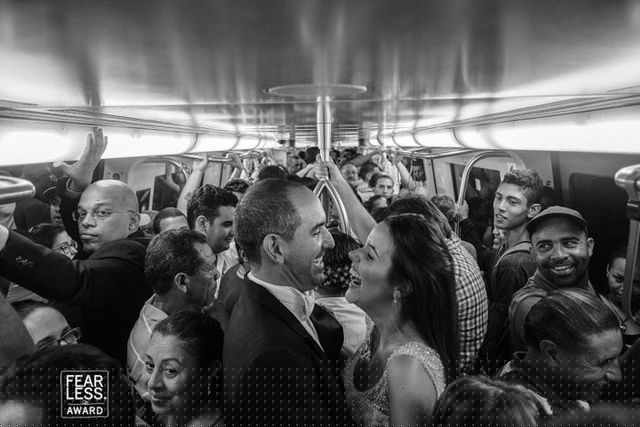 Nhiếp ảnh gia Jesus Ochoa chụp bức ảnh cô dâu chú rể trong một toa tàu điện đông đúc, năm 2015. Tất cả người xung quanh đều mỉm cười trước hạnh phúc của họ.