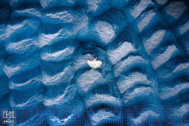 Trong bức ảnh chụp năm 2017 của Donatas Ufo, cô dâu trông giống như đang trôi trên những cơn sóng xanh của đại dương.