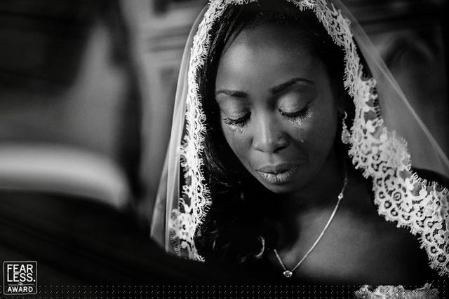 Một cô dâu đang khóc vì hạnh phúc trong đám cưới của mình, trong ảnh của Ralf Czogallik, 2017.