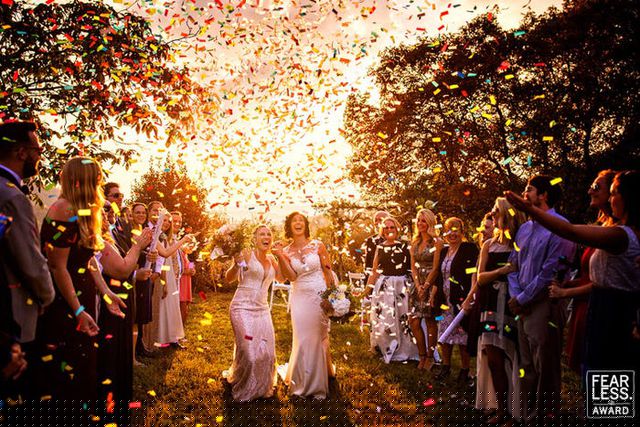 Ánh sáng huyền ảo của hoàng hôn khiến những bông hoa giấy rơi trong một lễ cưới năm 2018 càng trở lên lộng lẫy hơn. Ảnh của nhiếp ảnh gia Fabio Mirulla.