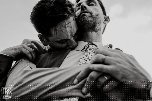 Nhiếp ảnh gia Gera Gallardo ghi lại hình ảnh hai chú rể ôm nhau trong bức ảnh đen trắng anh chụp năm 2018.