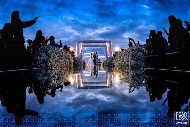 Bầu trời đêm phản chiến trên lối đi trong bức ảnh cưới chụp năm 2019 của nhiếp ảnh gia David Hofman.